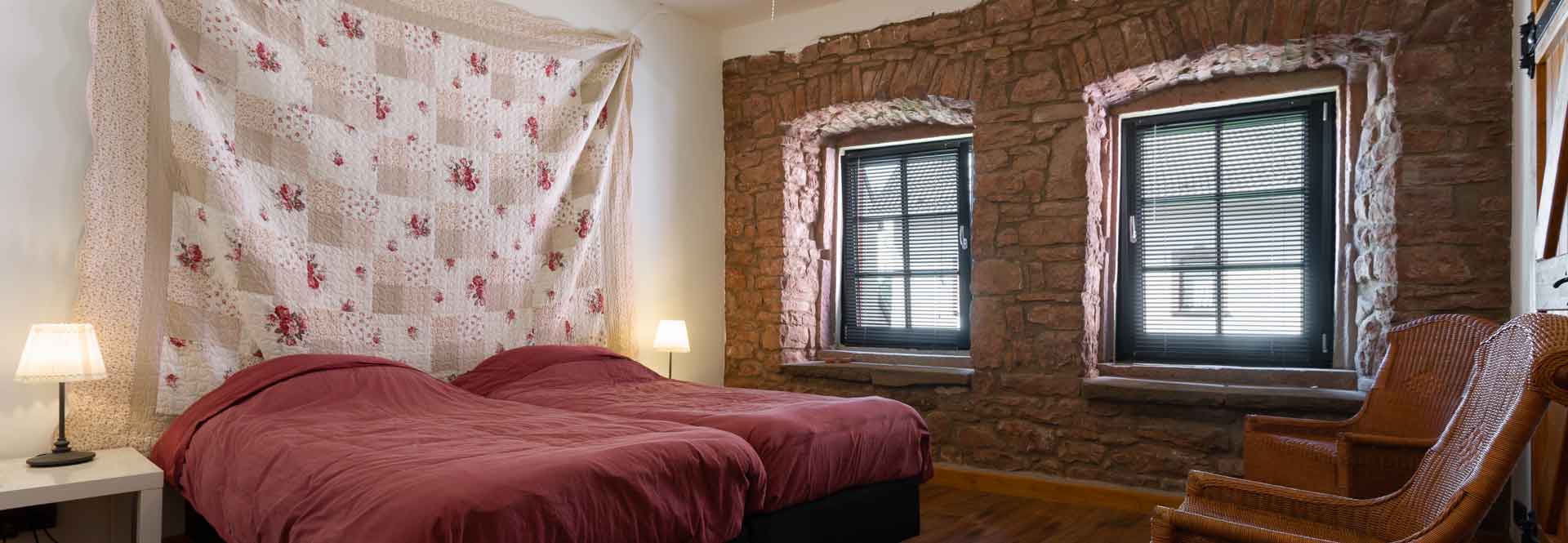 rustikales Schlafzimmer mit Kinderbett und großem Kleiderschrank